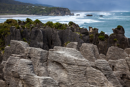 格雷芬海尼辰Punakaiki附近的煎饼石海洋岩石石灰石吸引力海浪蓝色悬崖地质学地平线地标背景