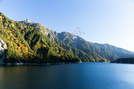 富山美丽的湖泊远足植物顶峰晴天黑部水库蓝色季节峡谷立山背景