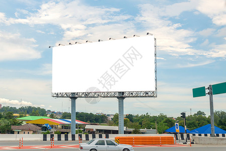 伞广告素材道路上的广告牌空白 有城市浏览背景的公告木板横幅框架小样广告控制板指示牌海报营销促销背景