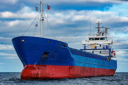蓝货船蓝色货运红色运输进口商业血管海洋船运货物高清图片