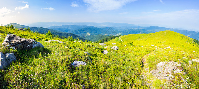 日出时山顶上石块之间拼贴画旅游山坡石头巨石岩石苏醒环境农村旅行背景图片