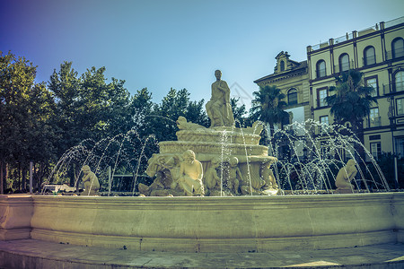 西班牙塞维利亚主广场有一座雕像的泉水喷泉背景图片
