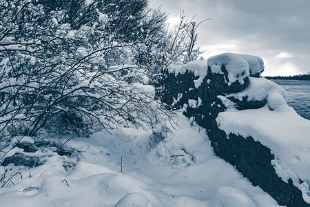 韩寒电影冬季寒雪风景戏剧性废墟石头棕色电影天空调子木头树木蓝色背景