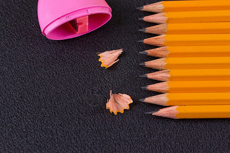 简单的铅笔和一支桃红色铅笔削刀刨花教育商业木头橡皮锯末工具学校绘画石墨背景图片
