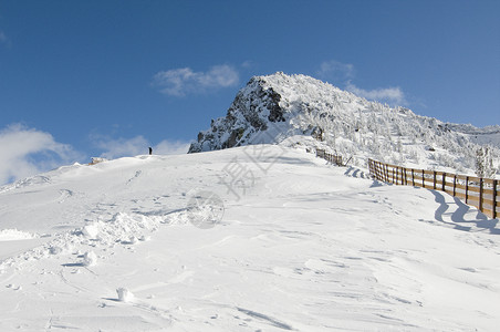 加州曼默斯山的雪峰风景高清图片