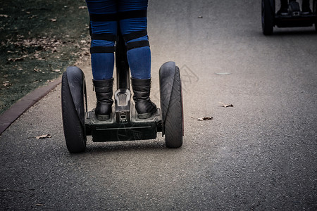 赛格希夫女人在公园的Segway上骑车汽车旅游乐趣机器车辆天气女性城市运输车吸引力背景