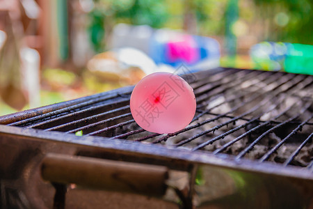 热烤炉上装满了水的水的气球液体橡皮喜悦乐趣公园温度塑料实验烧烤科学背景图片