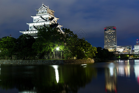 日本武士广岛城堡在小川河边背景
