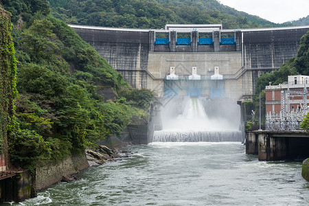 释放水水坝泵送森林力量车站天空贮存植物城市水库水电背景图片