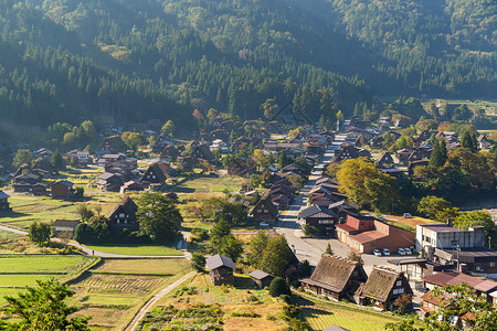 造山的日本白川走了背景