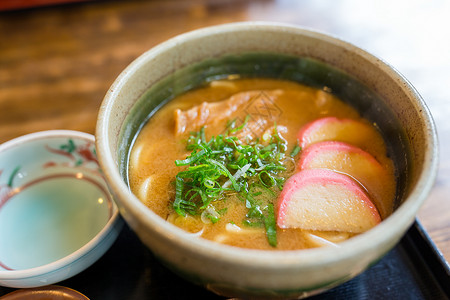 日本乌顿皮肤白色食物筷子绿色大石面条美食蔬菜小麦背景图片