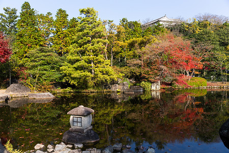 心性好古Kokoen花园古园石头叶子池塘橙子寺庙红叶季节岩石森林背景