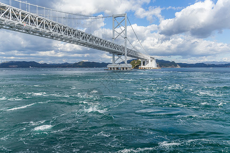 日本的Onaruto桥和Whirlpool漩涡蓝色晴天天空交通涡流四国地标海峡海洋背景图片