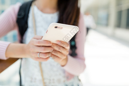 妇女使用智能电话短信女性阅读游戏手机女孩细胞冲浪背景图片