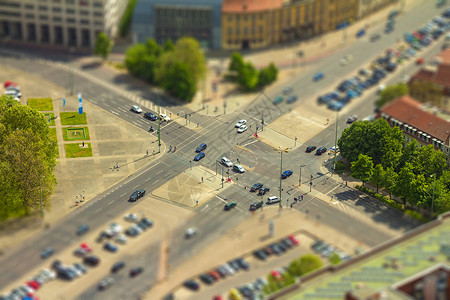 在柏林街上一个路口的汽车空中观察 同前喧嚣运动市中心小时行人交通城市人行道天线旅行背景图片
