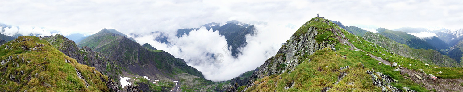 夏季法加拉斯山的全景松树天空环境风景山脉石头国家公园岩石旅行背景