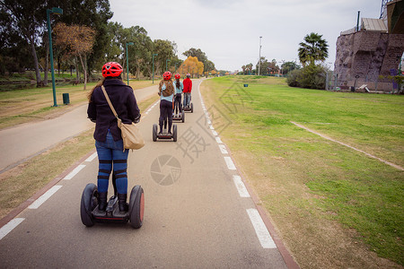 赛格希夫一群人在公园的Segway旅行团体沥青运动司机街道男人电气运输车吸引力旅游背景