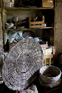 半轻便地窖里的旧篮子东西漂浮物金库阁楼农场小屋柳条点点滴滴饰品垃圾背景图片