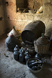 德米约翰旧的demijohhns老旧酒瓶和地下室木桶手工木板黏土木头瓶子地窖背景