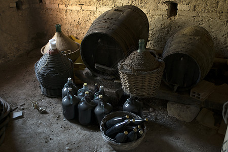 德米约翰旧的demijohhns老旧酒瓶和地下室木桶木头木板黏土手工瓶子地窖背景