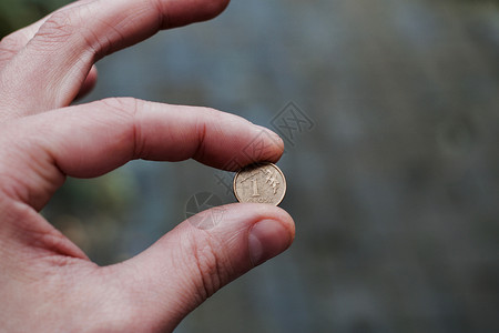 波兰手头的波兰货币抛光手指交换硬币小钱男人皮肤现金背景图片