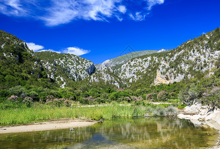 南比利牛斯山在山谷的湖中矿业土地国家池塘全景旅行岩石晴天远足假期背景