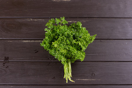 黑色背景的正新蓝宝石绿色农业香料美食蔬菜花园疗法芳香菠菜木头药品背景图片