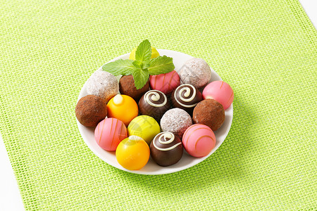 绿色杏仁巧克力球各种松露和团体水果食物奶糖坚果甜点粉色橙子糖果味道背景