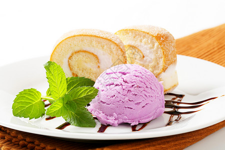 紫色两层蛋糕瑞士卷冰淇淋奶油香草糖果盘子紫色食物白色横截面甜点蛋糕背景