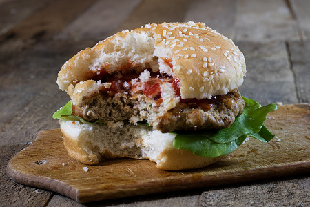 汉堡标签包在木板上的汉堡 厨房的标签上沙拉午餐面包芝士小吃油炸芝麻啤酒蔬菜美食背景
