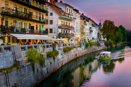 奎师那河斯洛文尼亚Ljubljana老城卢布尔雅那的全景 日落时有卢布尔雅尼察河背景