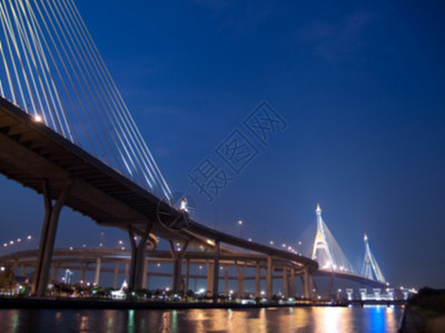 普密蓬桥巨型现代的高清图片