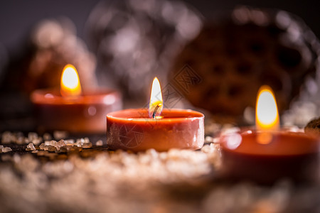 一组燃烧的蜡烛芳香团体火焰疗法治疗烛台精神茶色药品冥想背景图片