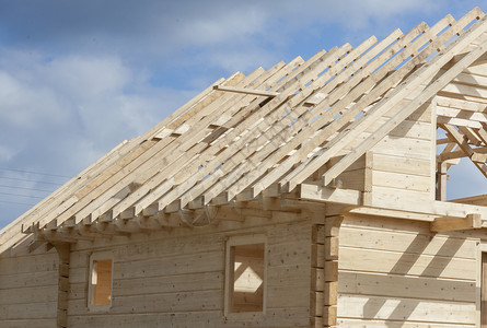 未完成的屋顶住房蓝色光束框架木工天空屋顶房子木头天花板背景图片