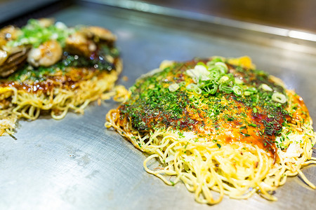 含有各种成分的日本香煎煎饼(日式面包饼)高清图片