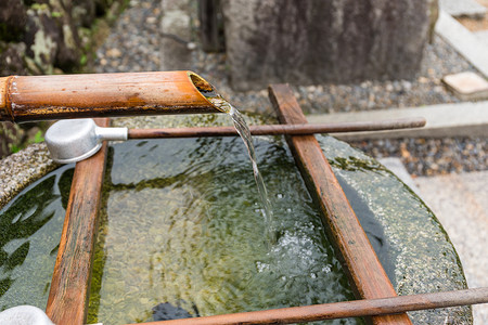 喷泉水盆传统的日本竹竹喷泉背景