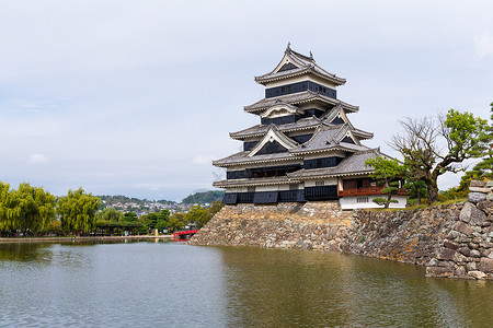 传统的日本松本城堡松本堡遗产城堡蓝色建筑石头寺庙晴天旅行武士建筑学背景