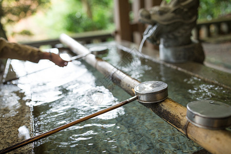 日本神殿中的水囊高清图片