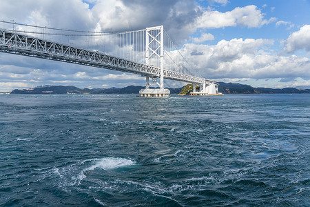 日本的Onaruto桥和Whirlpool天空蓝色漩涡涡流游客交通海峡淡路地标吸引力背景图片