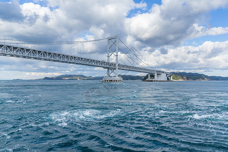 日本的Onaruto桥和Whirlpool阳光晴天海景跨度漩涡四国海浪游客涡流交通背景图片