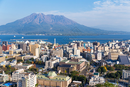 日本城市天际与樱岛火山连线背景