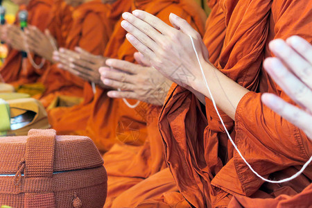 泰国佛教僧侣敬重佛教徒宗教文化装饰品崇拜寺庙红色橙子传统团体背景