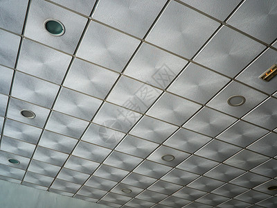 办公室天花板 白瓷砖和照明背景图片
