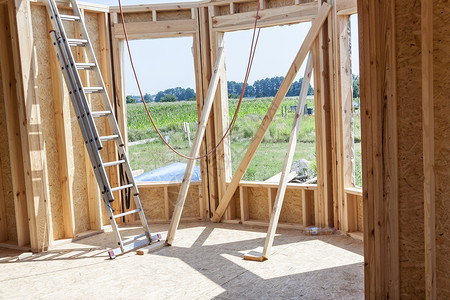 框架住房  正在建造中日志房子建设木头木材工业抛光工地背景图片