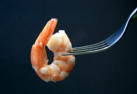叉子上的虾贝类宏观寿司刀具烧烤餐厅食物背景图片