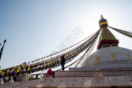 尼泊尔加德满都的祷告剪影旗帜风格旅游世界天空猴庙遗迹晴天背景图片