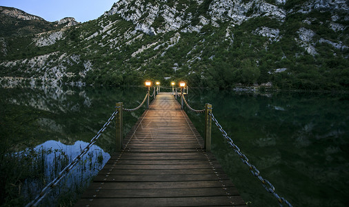 夜里在湖上架木桥背景图片