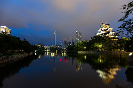 日本武士夜里美丽的广岛城堡背景