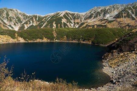 日本的Tateyama森林高地爬坡立山火山风景农村池塘蓝色天空背景图片