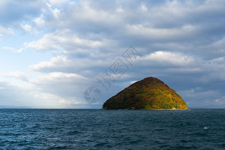 野狸岛秋季由野岛神道红色天际神社海洋地标宗教风景植物阳光背景